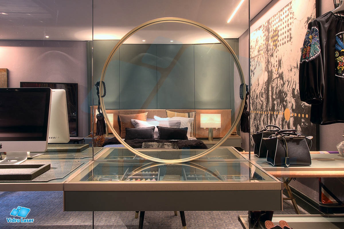 Espelho com moldura dourada em Estudio Bossa por Marlon Gama na Casacor São Paulo