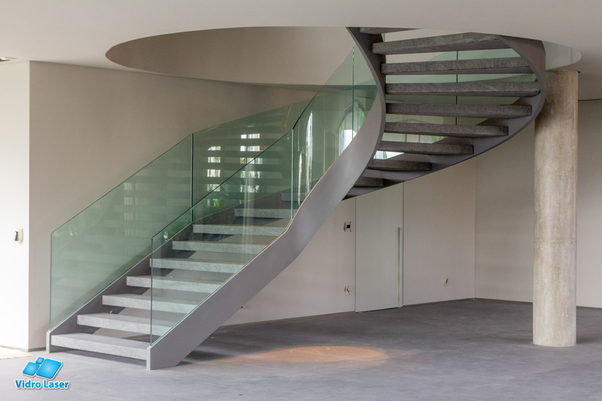 escada curva residencial metalica