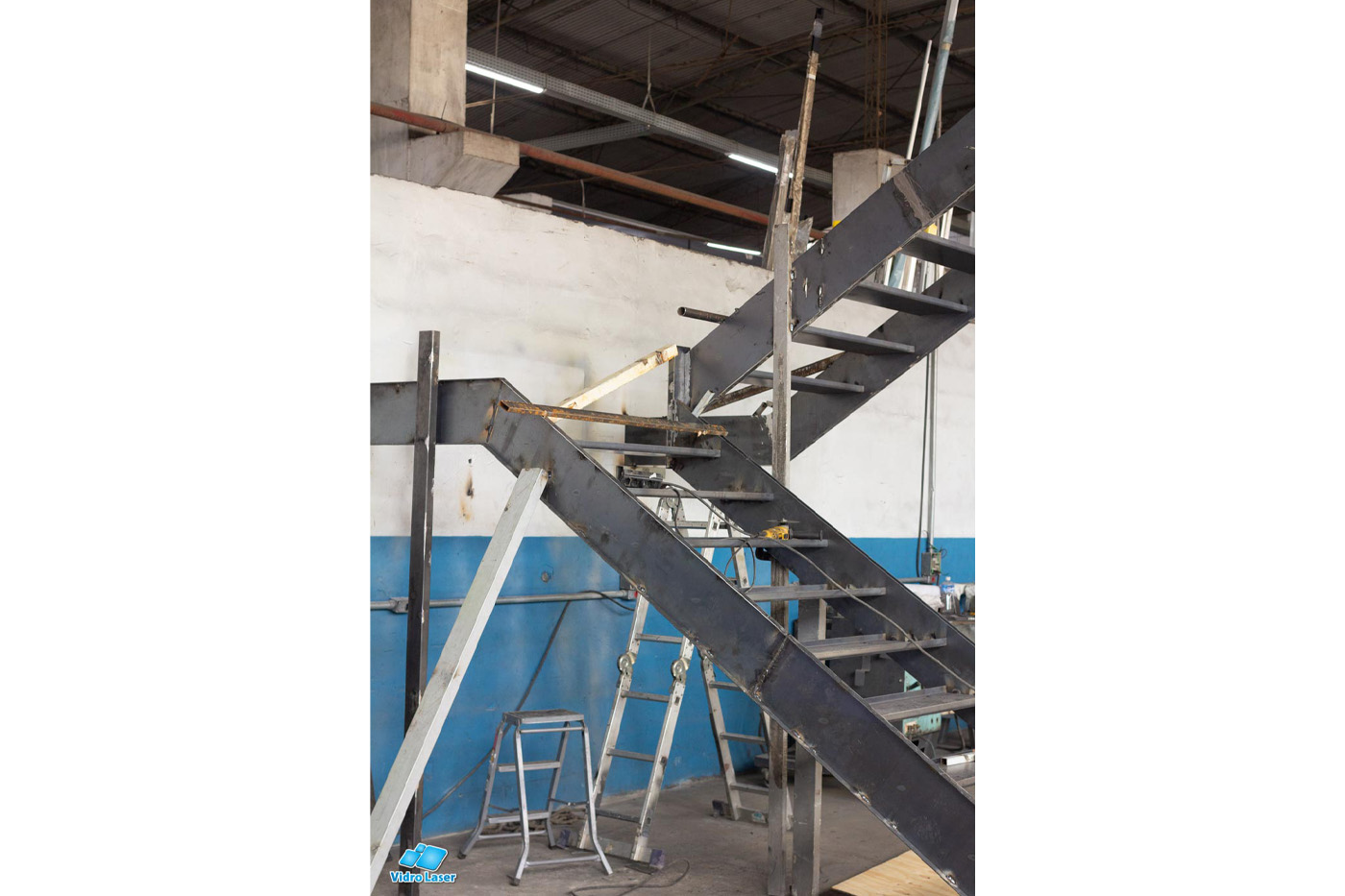 estrutura metalica pra escada em U