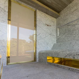 Caixilho em latão e vidro leitoso para Sauna