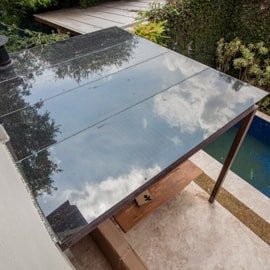 Cobertura vidros refletivos proteção solar.
