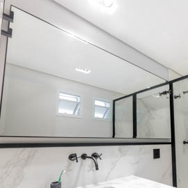 Espelho com moldura preta para banheiro