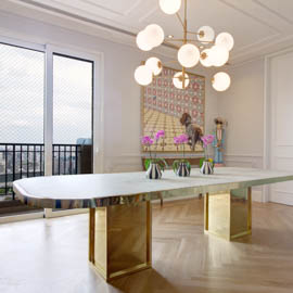 mesa com estrutura em latão e tampo de vidro 
