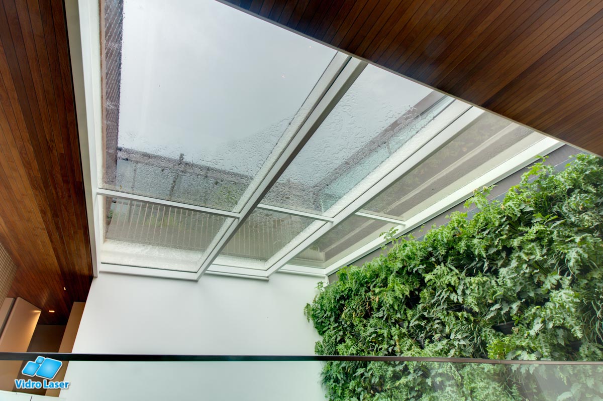 Cobertura retrail de vidro resindencial com proteção solar