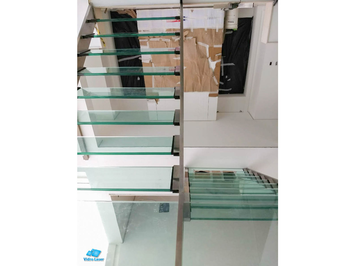 escada com degraus de vidro