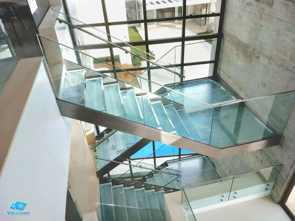 Escada transparente piso de vidro