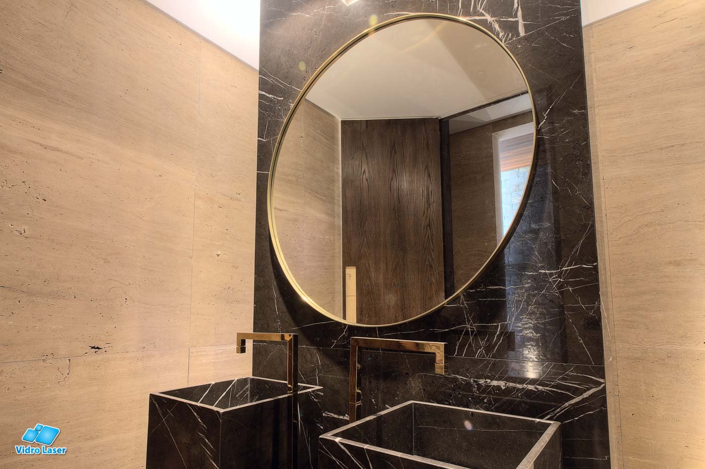 lavabo com espelho com moldura dourada