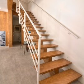 Escada aço imitando madeira.