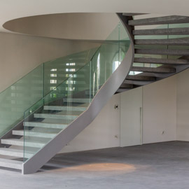 escada curva com guarda-corpo de vidro embutido