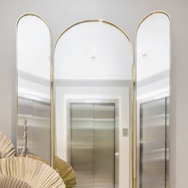 Espelhos com dobradiças e moldura de latão hall elevador