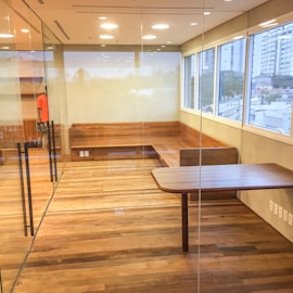 escritorio divisorias vidro transparente moderno