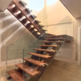 Escada madeira guarda-corpo vidro.