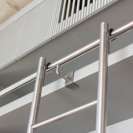 Escada metálica para estante