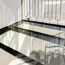 ampliar ambiente com piso de vidro em apartamento