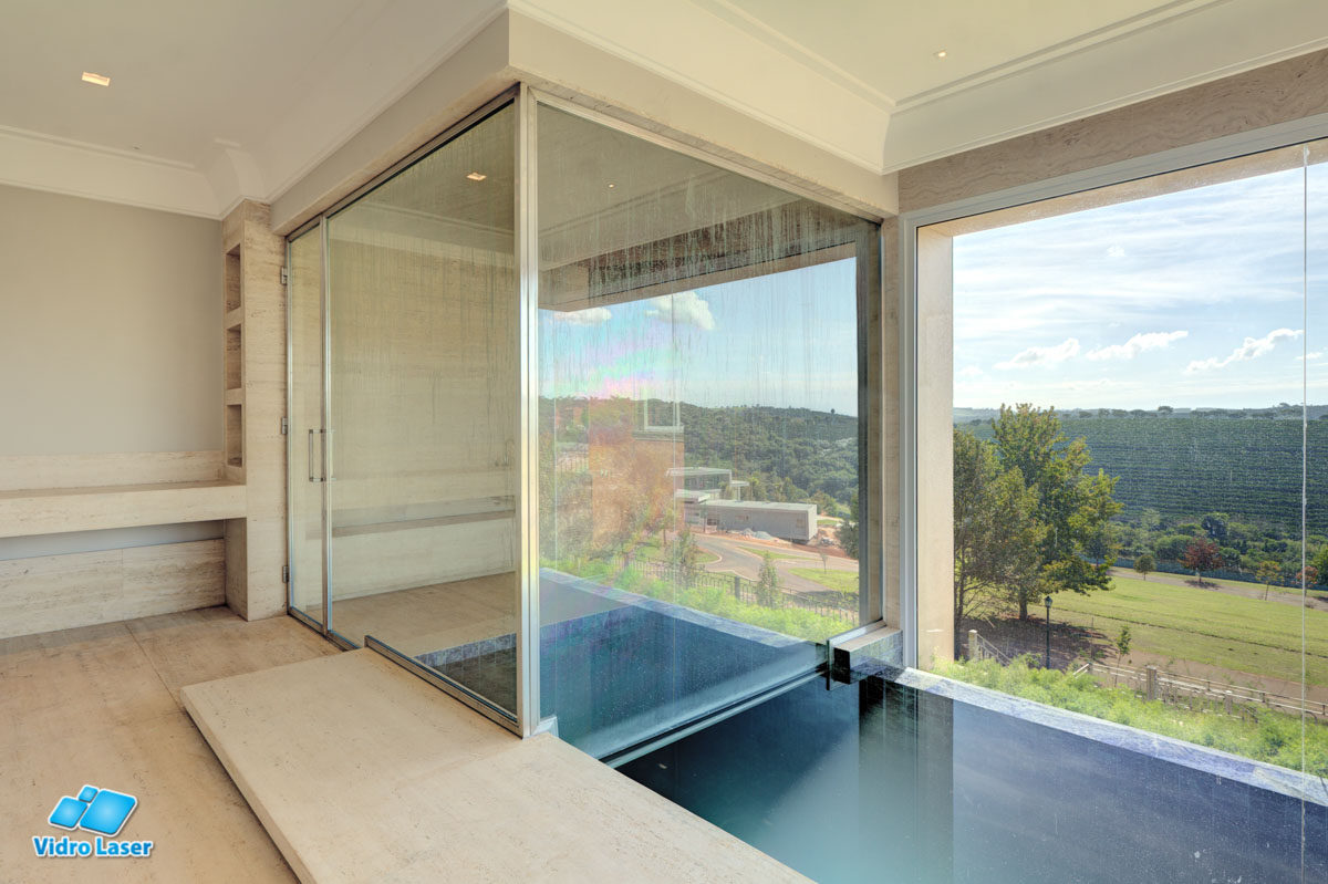 sauna de vidro com piscina