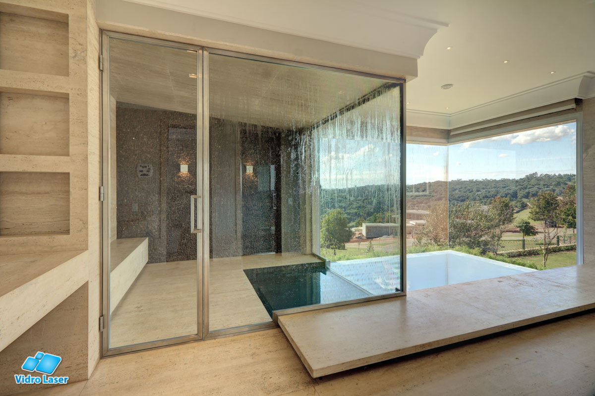 sauna de vidro com piscina residencial