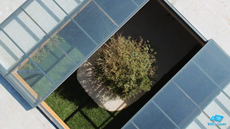 cobertura retrátil de vidro em jardim interno