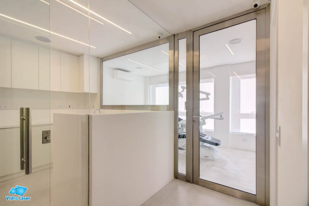 caixilho de aço inox com porta pivotante