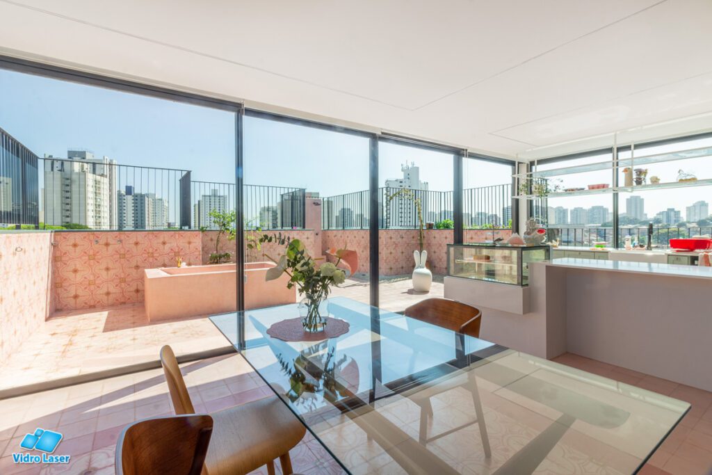 caixilho em aluminio preto com janelas basculantes