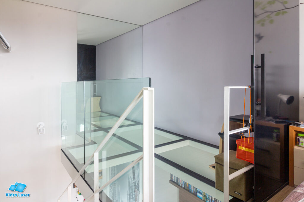 Mezanino em apartamento com piso de vidro