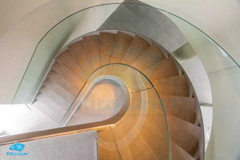 escada helicoidal com guarda-corpo de vidros embutidos